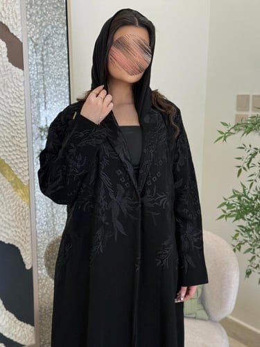 عباية انجيلا بقماش كريب الفخامه بتطريز اسود