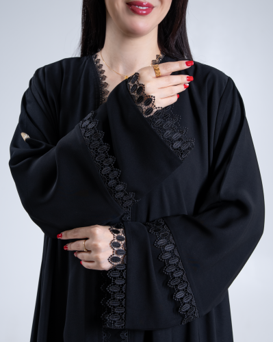 عباية دلال بقماش كوبرا مزين بكلفه ناعم اسود