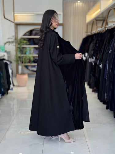 عباية سمو بقماش مخمل تدخيلات كريب الاناقه اسود