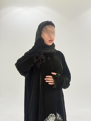 عباية الماس بقماش مخمل كوري بتطريز ورود زيتي (فتحة...