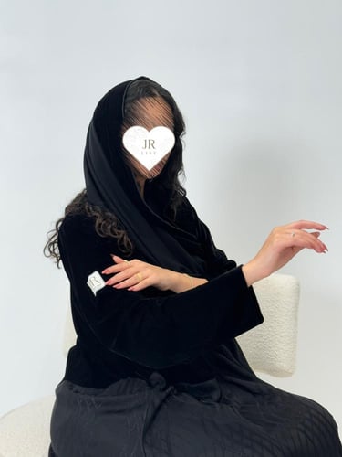 تشكيلة شتاء 2024 - عباية بيرين جاكار مخطط ومخمل اس...