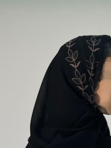 اسود تطريز بني