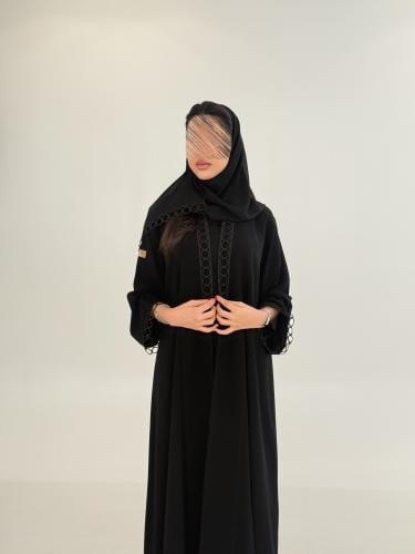 عباية هيلا بقماش كريب ملكي مزين بكلفه دوائر