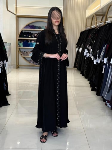 عباية منار بقماش كريب ملكي كسرات جوانب مزين بشك