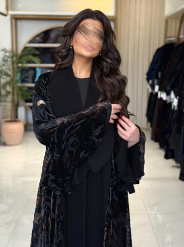 عباية جميله بقماش كريب الابداع مع شيفون مخمل بني