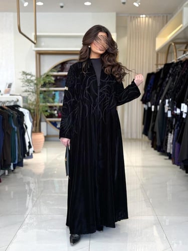 عباية لبنى بقماش مخمل كوري مطرز مزين بفصوص اسود