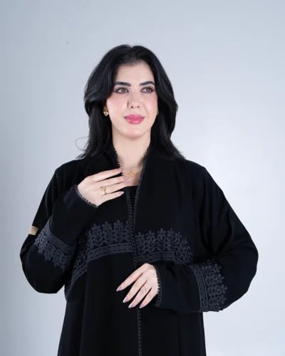 عبايه تسنيم بقماش كريب ملكي مزين بكلفه