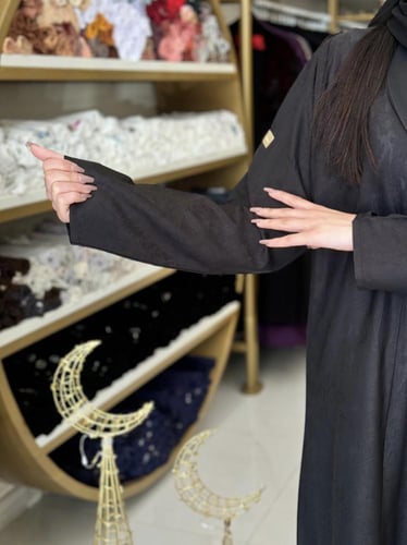 عباية رواء بقماش كريب حرير مشجر اسود