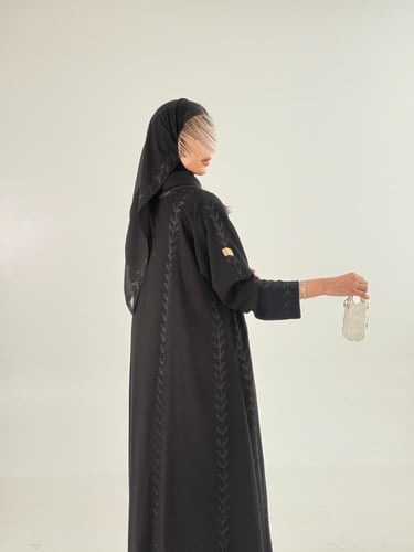 عباية سمره بقماش كريب ملكي بتطريز هاري اسود