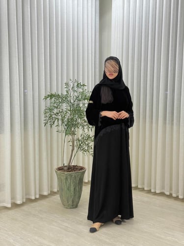 عباية جوانه بقماش مخمل كوري تدخيلات كريب ملكي بهدب