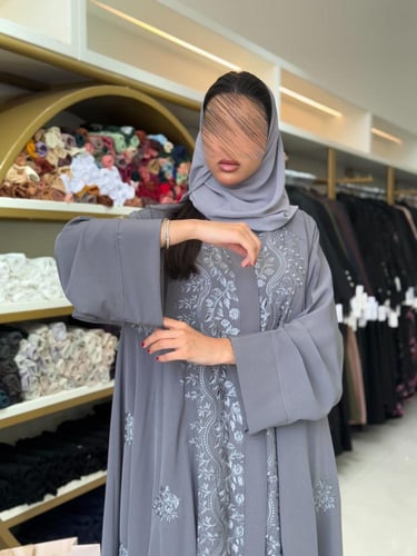 عباية جوانا بقماش كريب اوكراني مطرز فضي