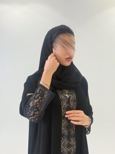 عباية عذراء بقماش كريب ملكي مزينه بدانتل (فتحة اصب...