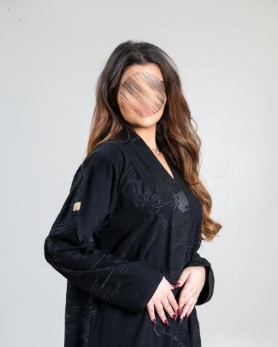 عباية منار بقماش كريب ملكي بتطريز اسود