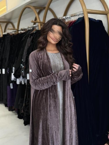 عباية فله بقماش مخمل استرتش كرمشه بالكم وفتحه اصبع...