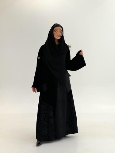 عباية رفيده بقماش مخمل كوري بتطريز هاري