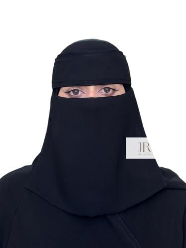 نقاب بقماش كوري وسط مغاطين ربطة عريضة