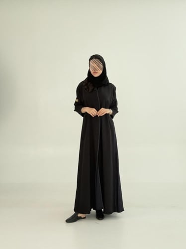 عباية العنود بقماش حرير مغسول بحياكة يدويه كحلي