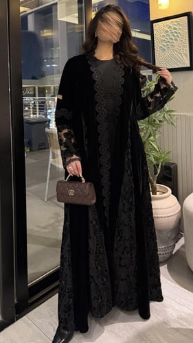 عباية سيدار بقماش مخمل كوري تدخيلات دانتل ملكي