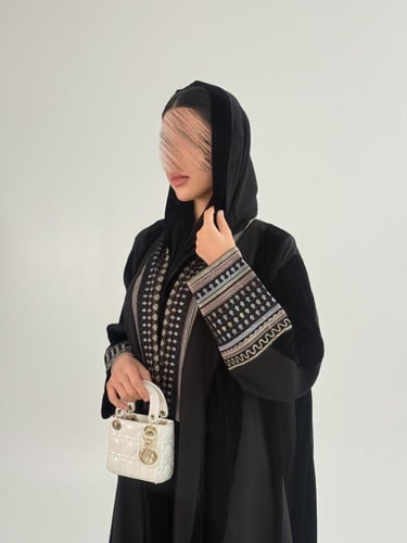 عباية ريلام بقماش مخمل تديخلات كريب الاناقة بتطريز...