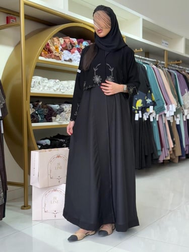 عباية لمياء بقماش كريب باربي مع ملكي مطرز اسود