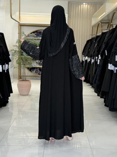 عباية منار بقماش كريب ملكي بكم دانتل بشك اسود
