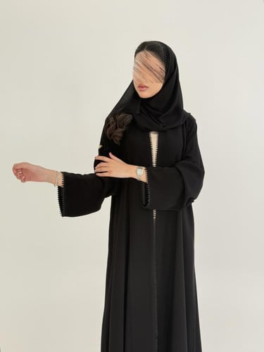 عباية لارين بقماش كريب ملكي مزين بقيطان اسود ناعمه