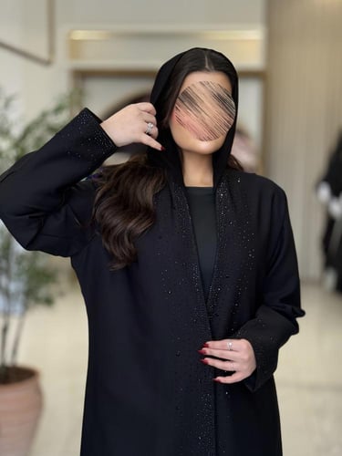 عباية سوليا بقماش كريب باربي مزين بشك فصوص اسود