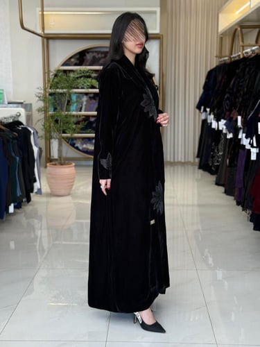 بليزر | عباية جنان بقماش مخمل مزين بورد وشك اسود