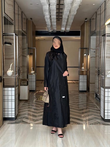 عباية غزاله بقماش تفته كوري مزينه بدانتل وشك