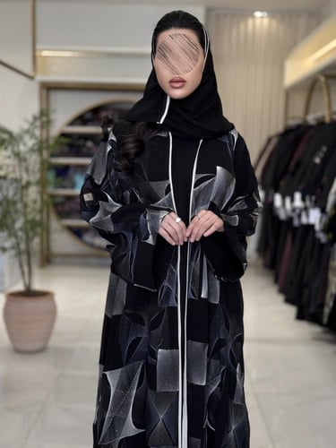 عباية تورد بقماش شيفون مبطن بتطريز هندسي