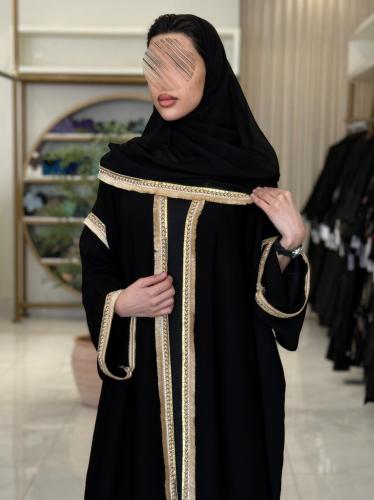 عباية شغف بقماش كريب ملكي مزين بكلفه هدب ذهبي