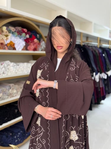 عباية مناير بقماش كريب ويفر مطرز بني