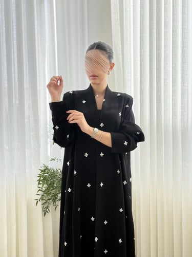 عباية رباب بقماش كريب الابداع مطرز ابيض