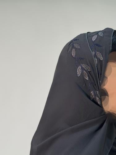 رمادي غامق تطريز كحلي