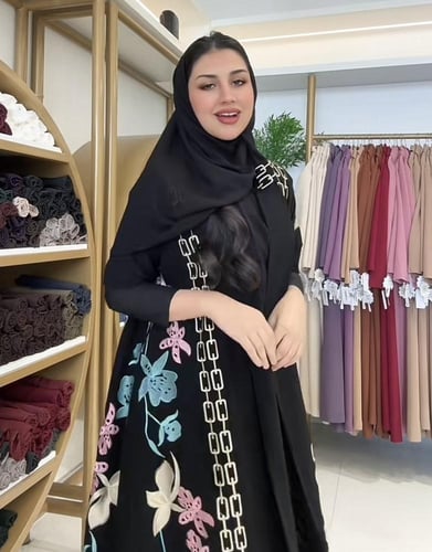 عباية عوالي بقماش كريب ملكي بتطريز انيق ملون