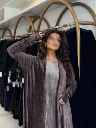 عباية فله بقماش مخمل استرتش كرمشه بالكم وفتحه اصبع...