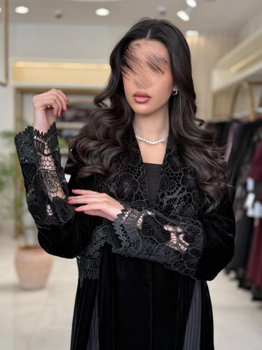 عباية لورا يقماش مخمل مع جبير بالصدر كسرات جوانب2