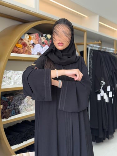 عباية انوار بقماش كريب رموش بتطريز ناعم اسود