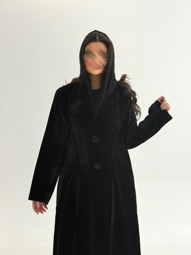 بليزر | عباية سوسن بقماش مخمل كوري مبطن مزين بازره