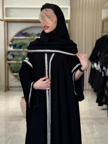 عباية شغف بقماش كريب ملكي مزين بكلفه هدب اسود مع ا...