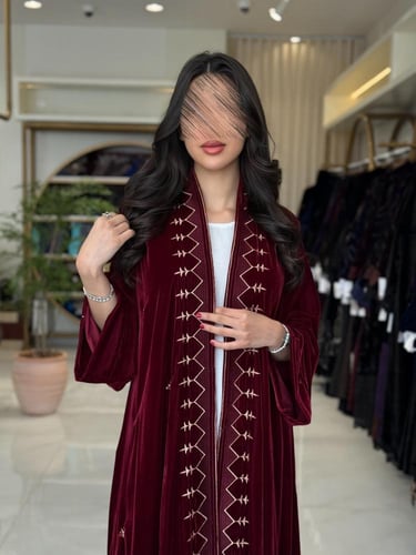 عباية اليان بقماش مخمل كوري دبل كلوش عنابي بتطريز