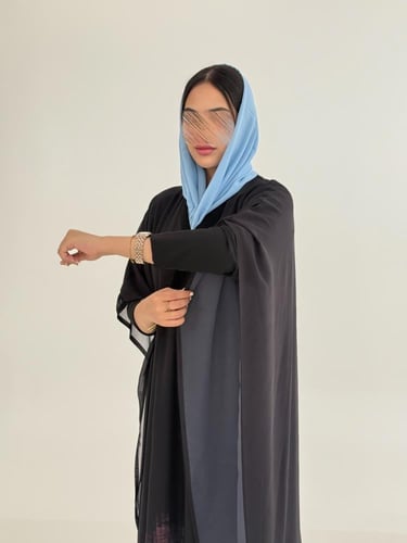 عباية سيرا بقماش بلاك بيري مع شيفون برسم سماوي