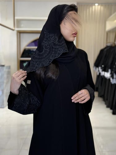 عباية رايه بقماش كريب ملكي بكم دانتل