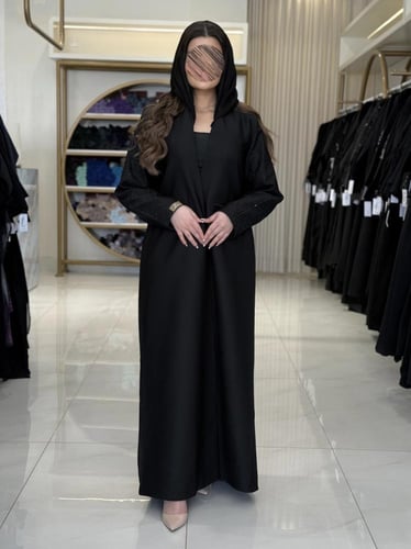 عباية ساره بقماش كريب ايطالي بكم مطرز وشك اسود