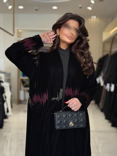 عباية إشراق بقماش مخمل كوري اسود باتطريز عنابي