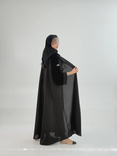 عباية رهمه بقماش مكس مخمل مع كريب الاناقه دبل كلوش