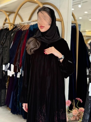 عباية ميسونة بقماش مخمل كوري بتطريز عنابي