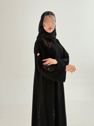 عباية مناير بقماش كريب الابداع مزين بكلفه