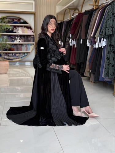 عباية لورا يقماش مخمل مع جبير بالصدر كسرات جوانب2