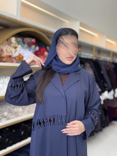 عباية هتون بقماش كريب باربي مزين بشك كحلي